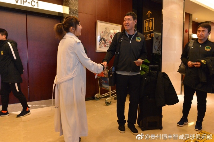 结业两年的白领吴宇超为了寻求已离婚的年夜学期间女神吕晓嫣， 搬到了天通苑的一间合租屋，熟悉了一群各有故事的年青人。20岁的刘奕东是个高中结业的背叛少女，她母亲兰姐和她继父离婚后， 搬来与她同住，两人由于她爸的死而关系严重。26岁的张建是个木讷诚恳的房产中介，事迹欠好 常被欺侮，他其实不顺应北京的高压和快节拍糊口，女友也离他而往。称本身23岁的秦芸娟是一位KTV陪唱女，她陪唱不陪睡，辛劳周旋在客人、同事和KTV司理之间，最年夜的欲望是把儿子接来身旁。27岁的糖小柔没有主业，倚靠收集直播赚钱，她17岁曾拍过一本着名杂志的封面，从此认定本身是做明星的料，可是7年曩昔，她还只是个小透明，天天繁忙于各类试镜勾当，存着一笔整容基金，做着明星梦。6个性情悬殊的人同住一个屋檐下，由于一次集体抵当二房主的事务 而相熟起来，他们逐步成立信赖、发生友谊，天天糊口在一路的他们，难熬时会彼此安抚，但更多的是各自承受，每一个人都为了想要的糊口或是胡想而尽力着。合租屋的6小我是天通苑的缩影，也是北漂一族的缩影，他们在这里相遇，在这里抽泣，在这里欢乐，高歌着匹敌糊口，或是痛哭着谩骂命运，然后有的人选择分开，有的人选择留下，不管他们还在不在天通苑，糊口城市继续，他们的故事也没有竣事。