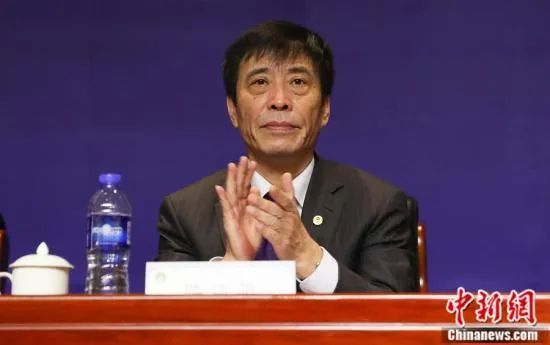 直到陆迟墨的手机短信响了，顾夜白才看到他的表情有了变化。